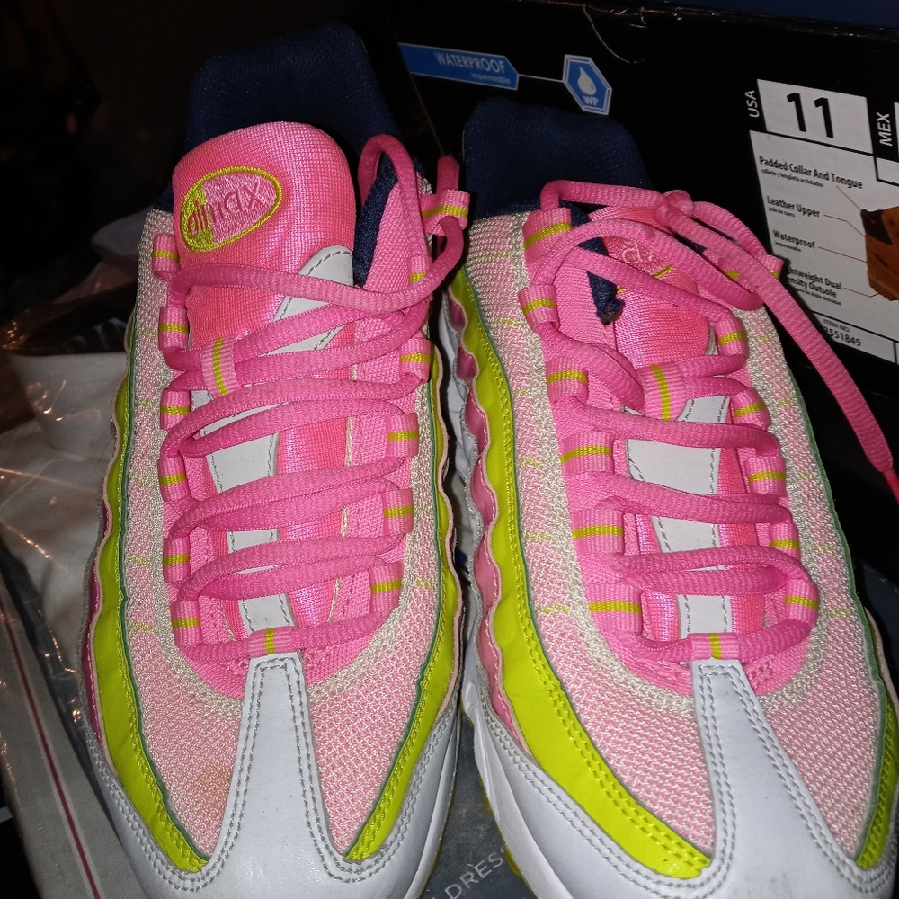 Nike - Picture 2 of 3